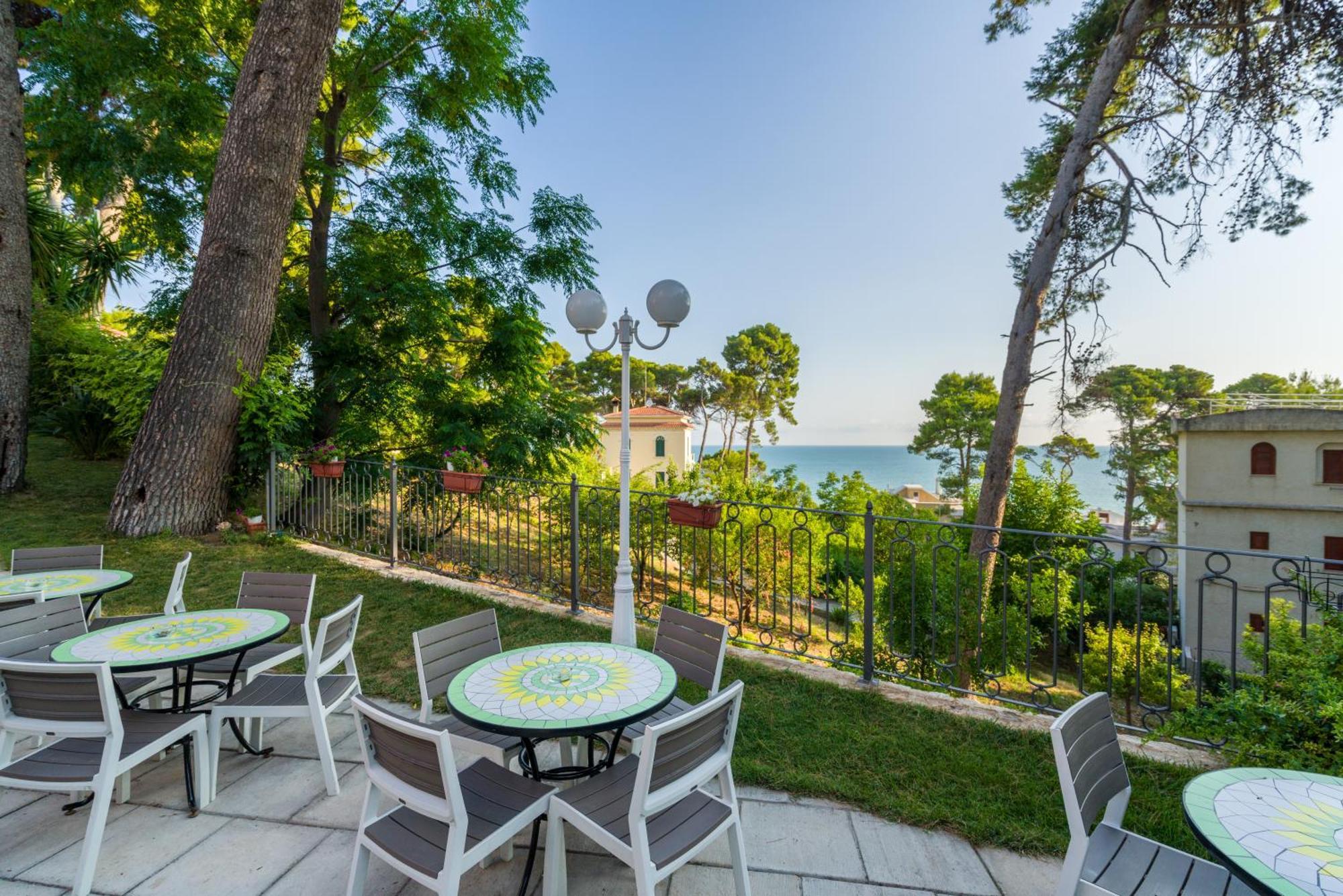 Park Hotel Villa Maria San Menaio Eksteriør bilde